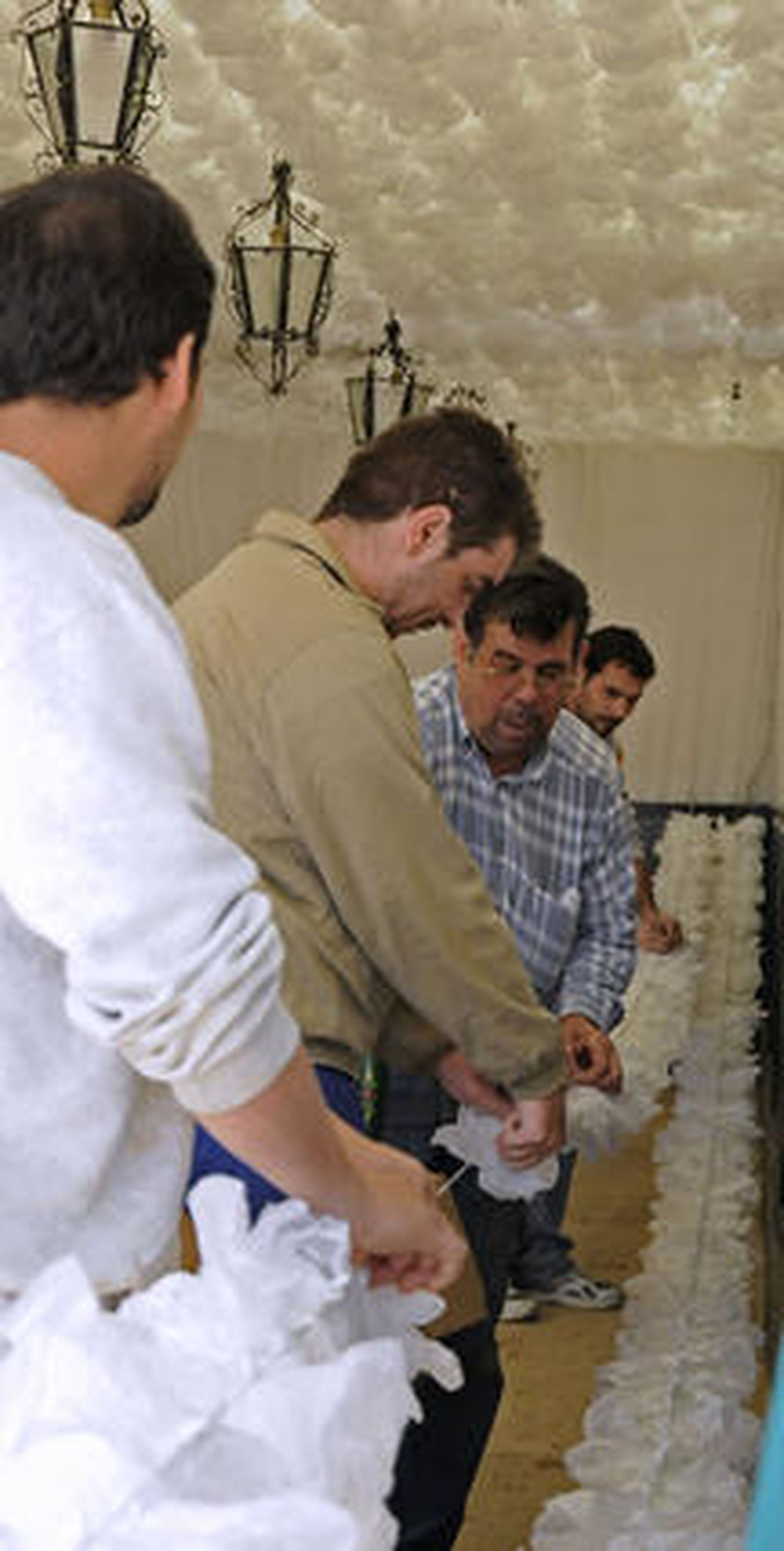 Colocación de farolillos en el interior de una caseta.

Foto: Juan Carlos  Vázquez