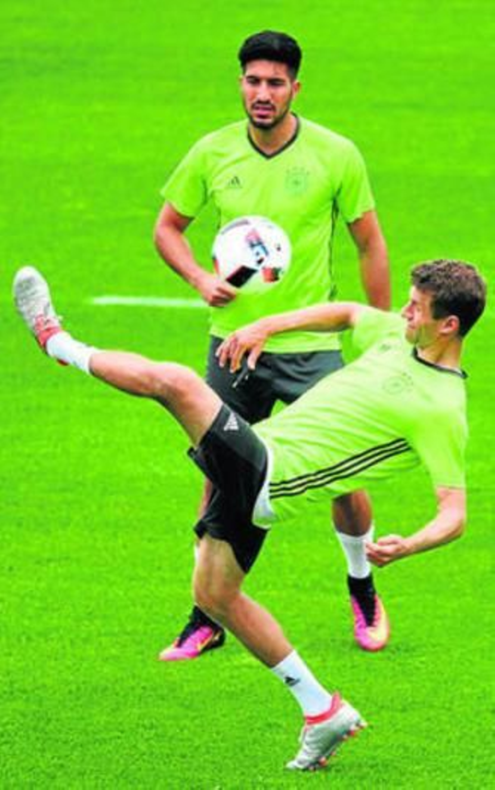 Emre Can y Thomas Müller, durante el entrenamiento de ayer.