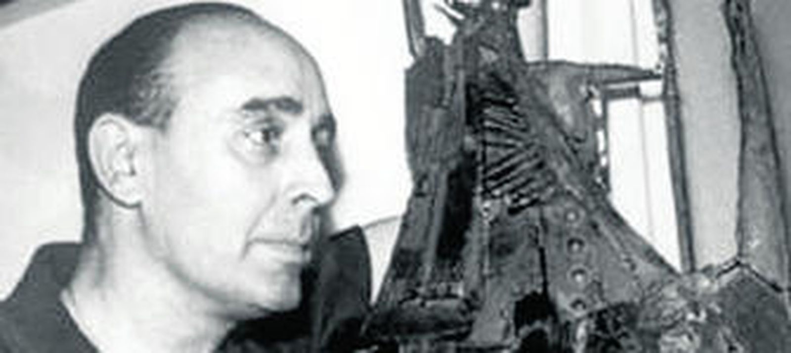 José Caballero, junto a una de las obras que donó al centro docente.