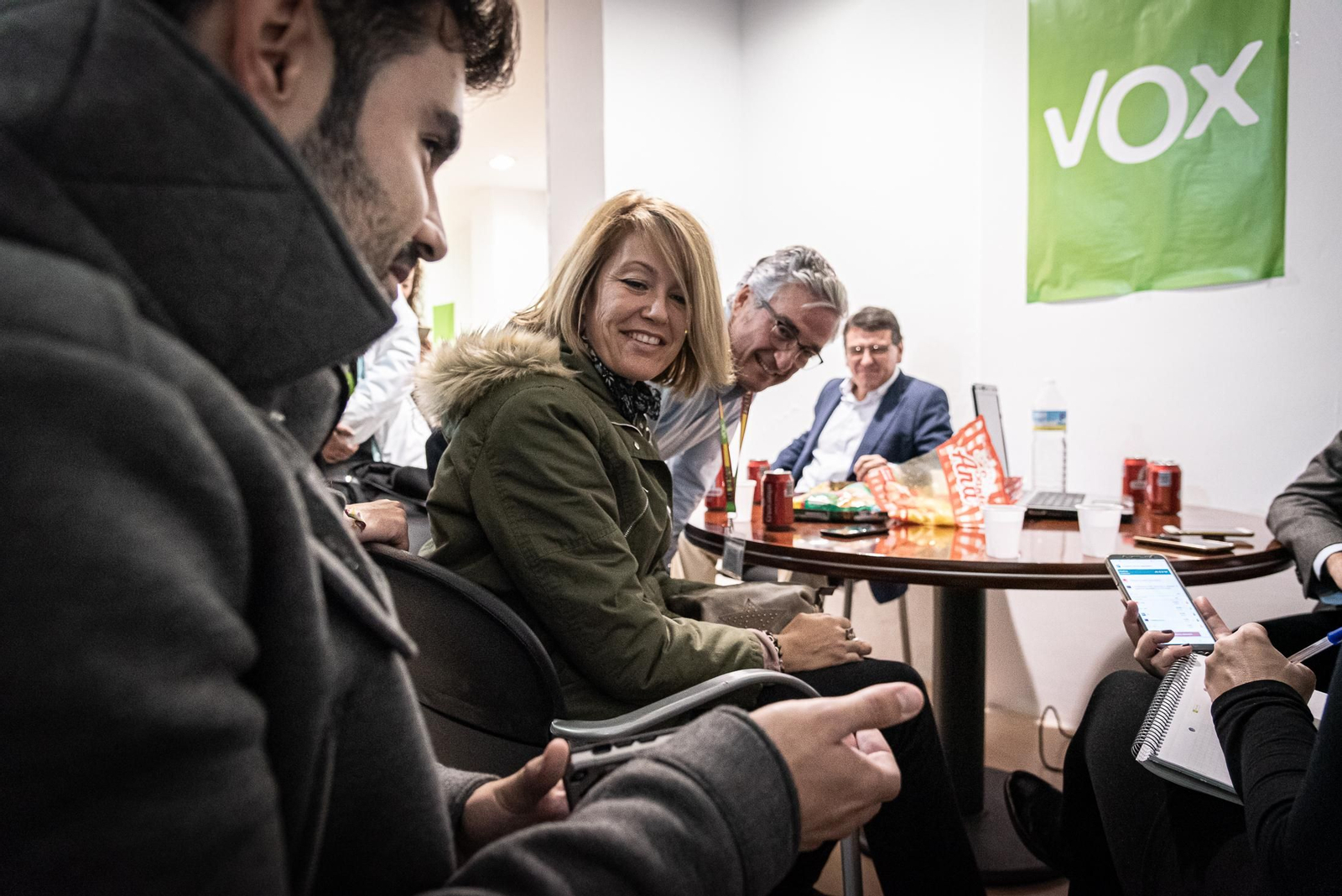 Imágenes de la jornada electoral en la sede de VOX en Huelva