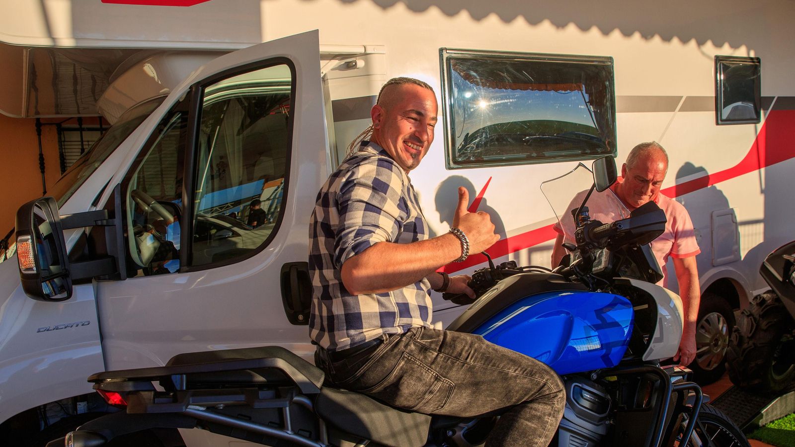 Juan Manuel Benítez en una de las motos que ha ganado.