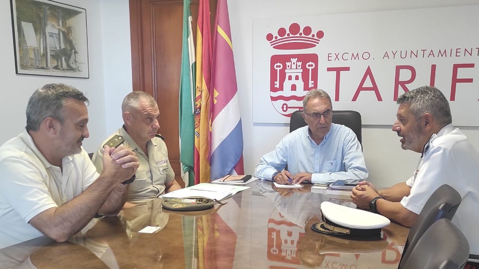 La reunión entre los responsables de Defensa y del Ayuntamiento de Tarifa.