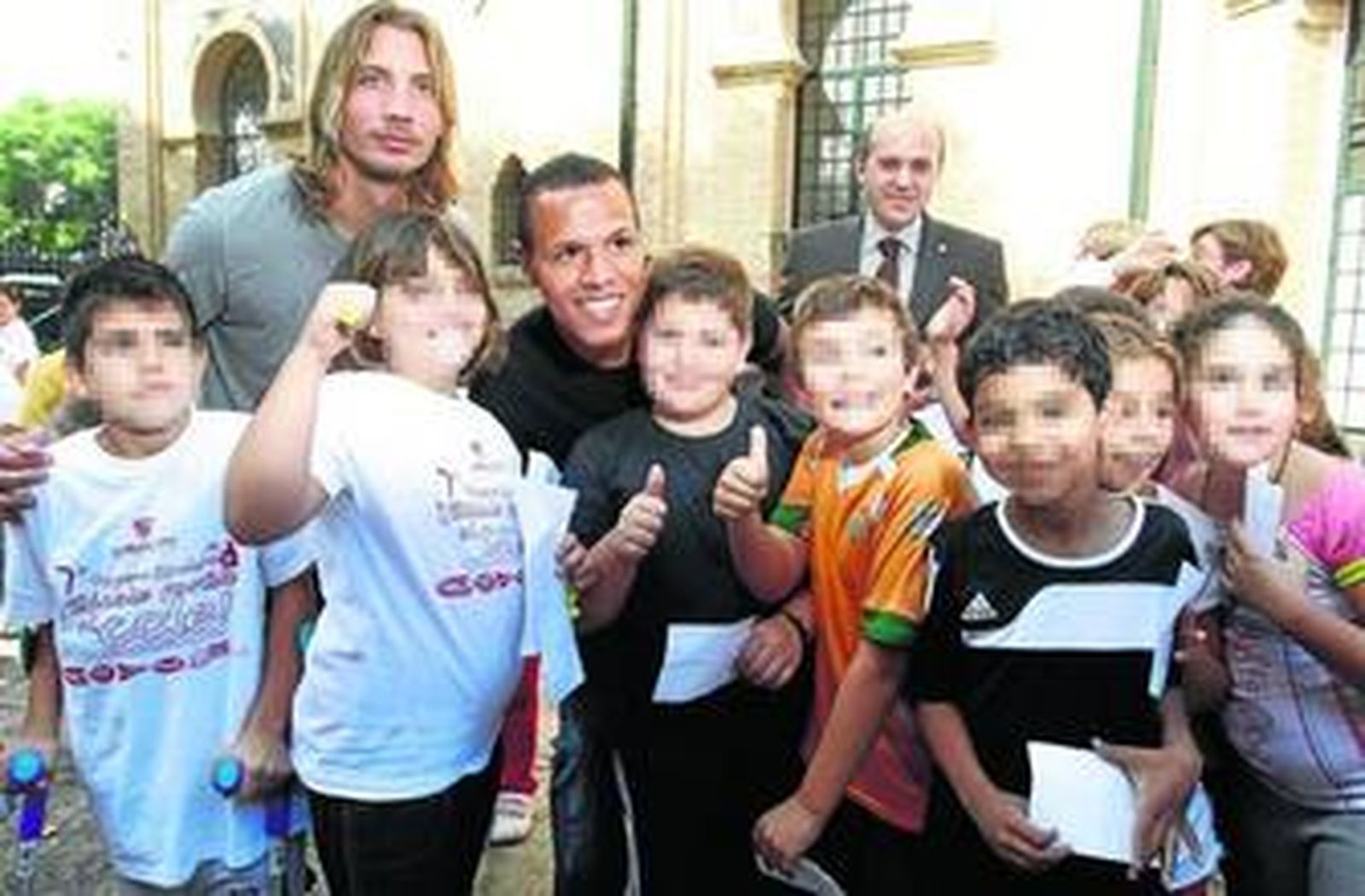 Luis Fabiano, con Alexis y Del Nido, presentó 'Sácale partido al cole'.
