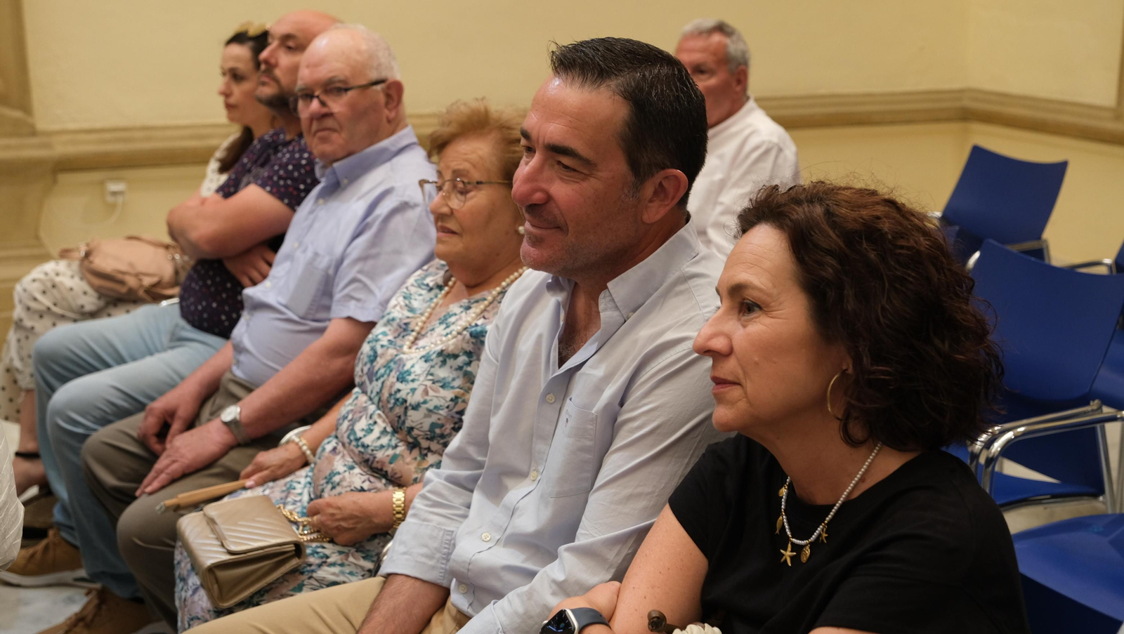 El Doctor Antonio Ríos presenta su libro 'Una Rodilla Feliz', en imágenes