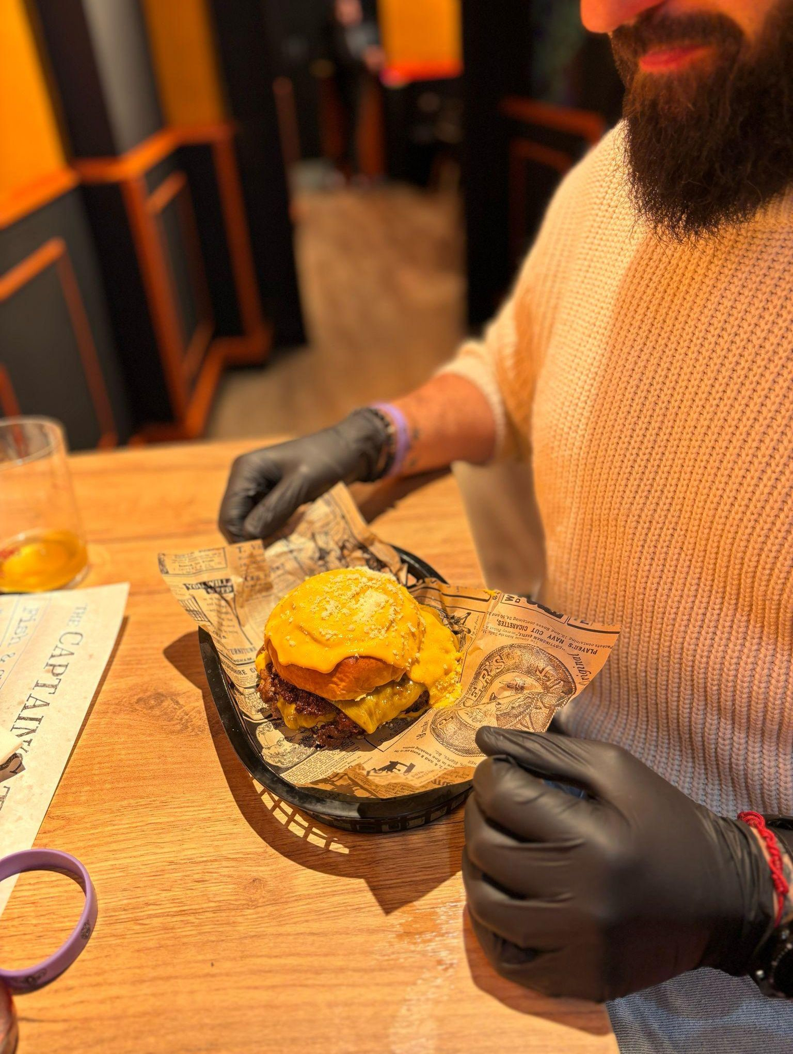 Paso 1: colocar los guantes y mirar la hamburguesa con gula.