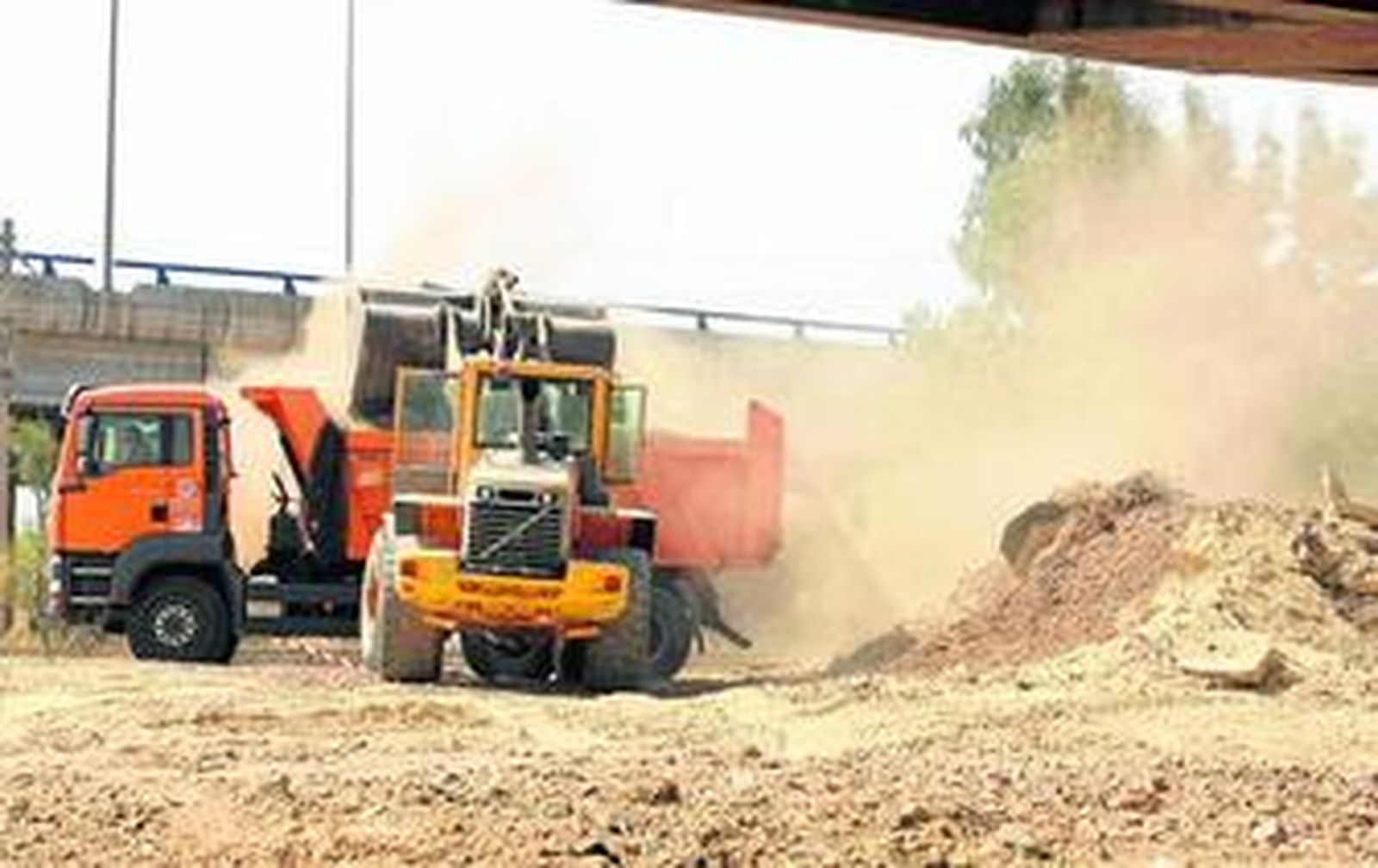 Las máquinas comenzaron a trabajar ayer por la mañana en la retirada de los escombros de la zona.