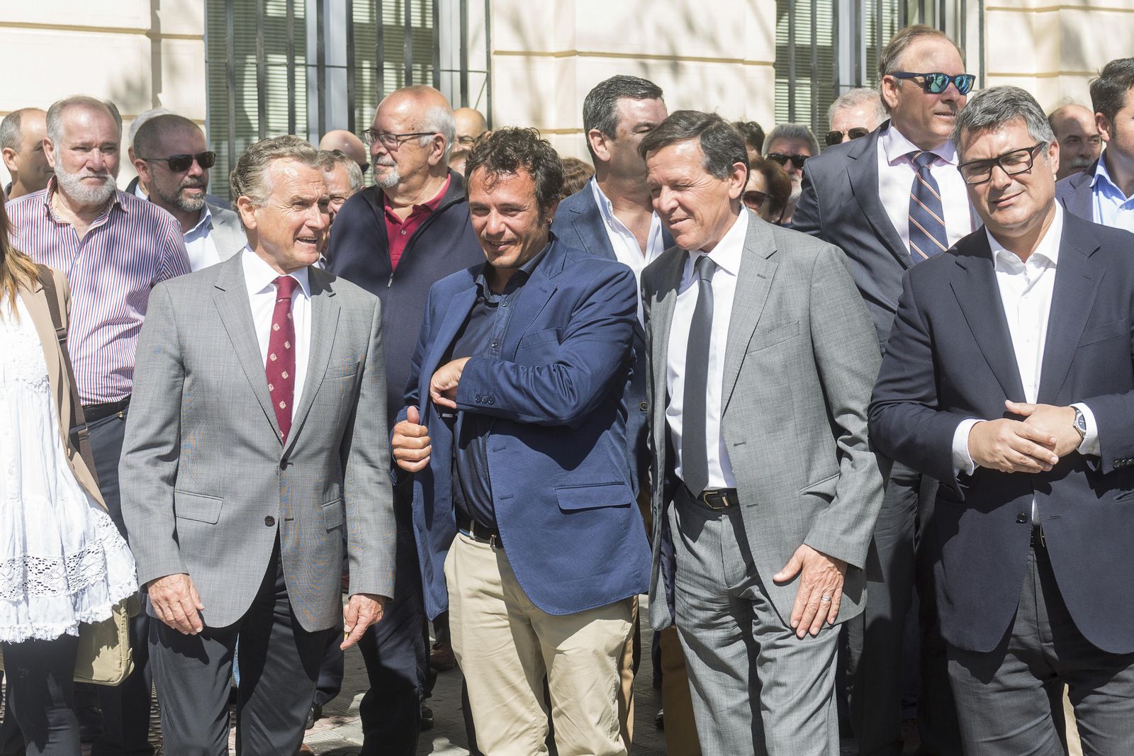 Plata, José María González y José Luis Blanco, ayer, en el centro, junto a otros representantes de Cádiz.