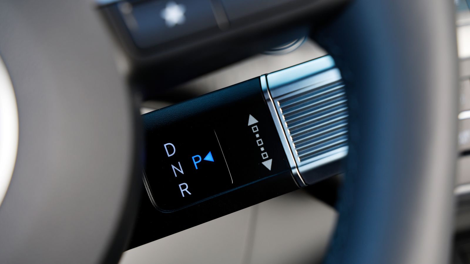 A diferencia de la generación anterior, que lo tenía en la consola situada entre los dos asientos delanteros, el selector del cambio pasa ahora a la columna de la dirección, como en otros Hyundai eléctricos tal cual el Ioniq 6, por ejemplo.