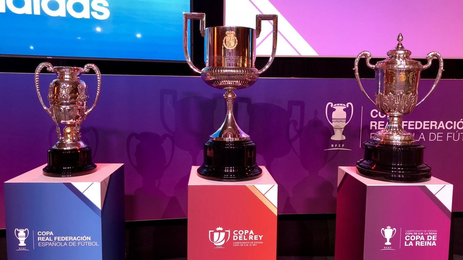 Imagen del trofeo de la Copa del Rey en el sorteo de hoy en Madrid.