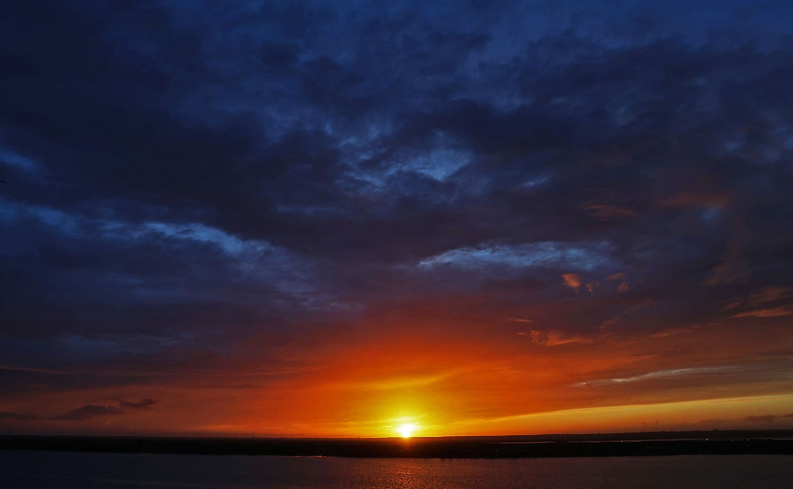El impresionante atardecer en el muelle de la compañía Riotinto