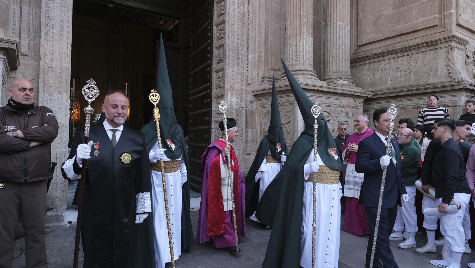 Estudiantes en la Semana Santa de Almería 2025