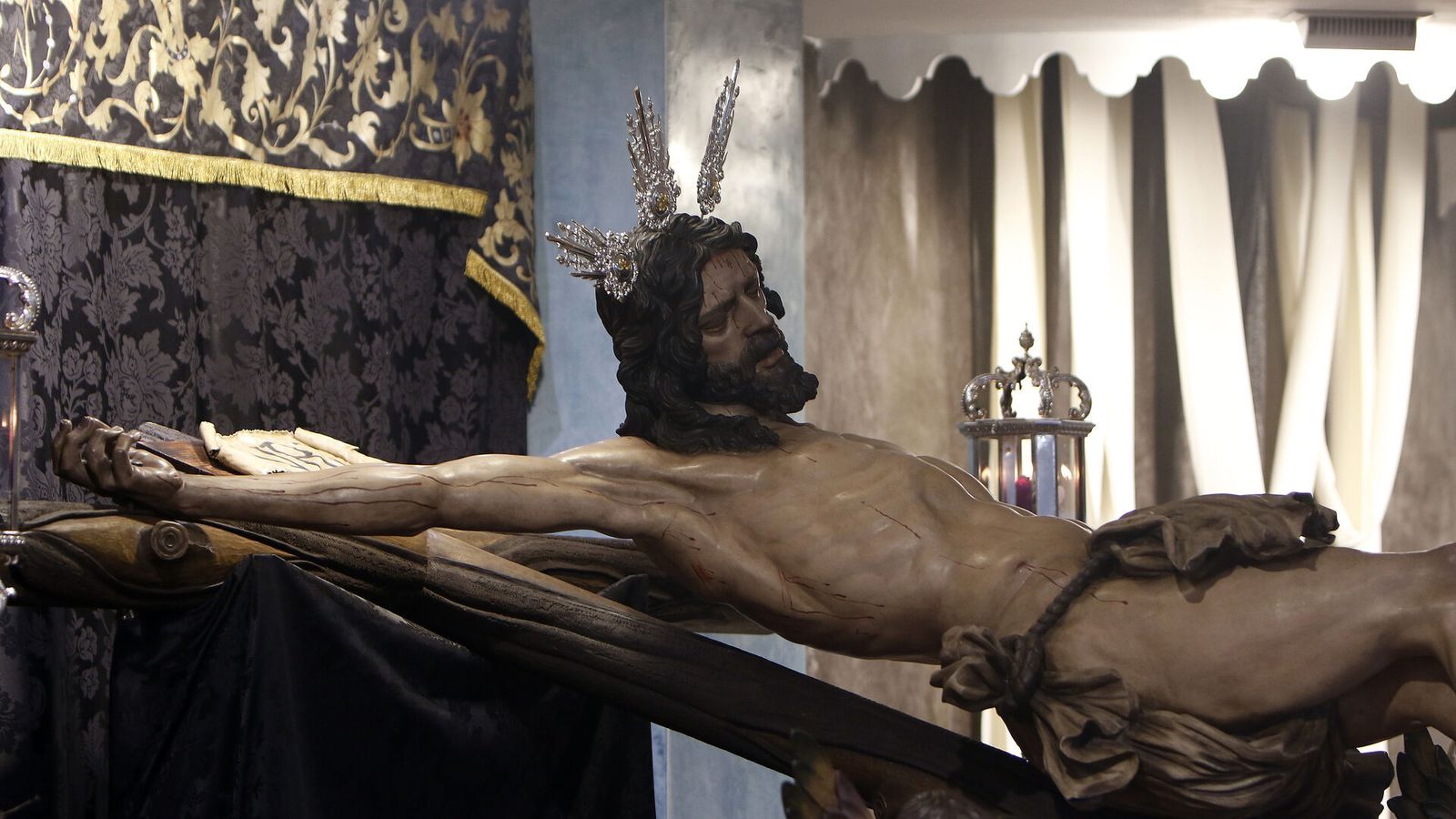 El crucificado es una obra de Navarro Arteaga
