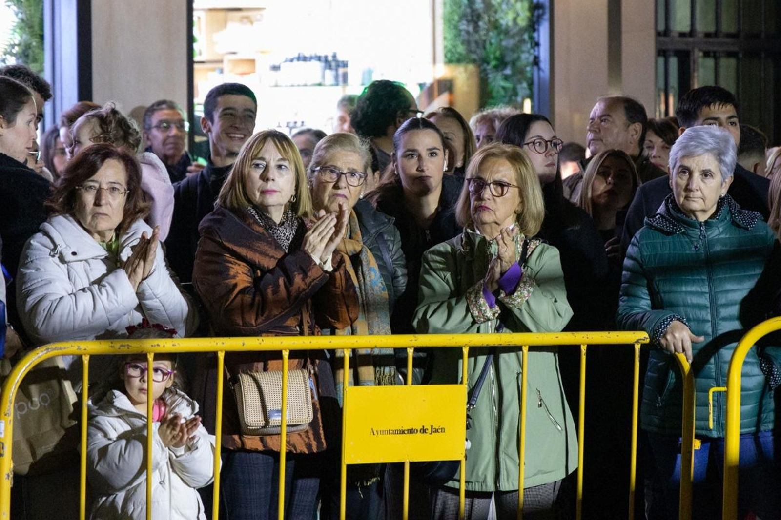 Jaén enciende su Navidad con sus habitantes echados a la calle