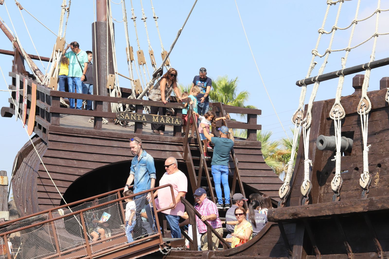 Imágenes de la jornada de puertas abiertas en el Muelle de las Carabelas