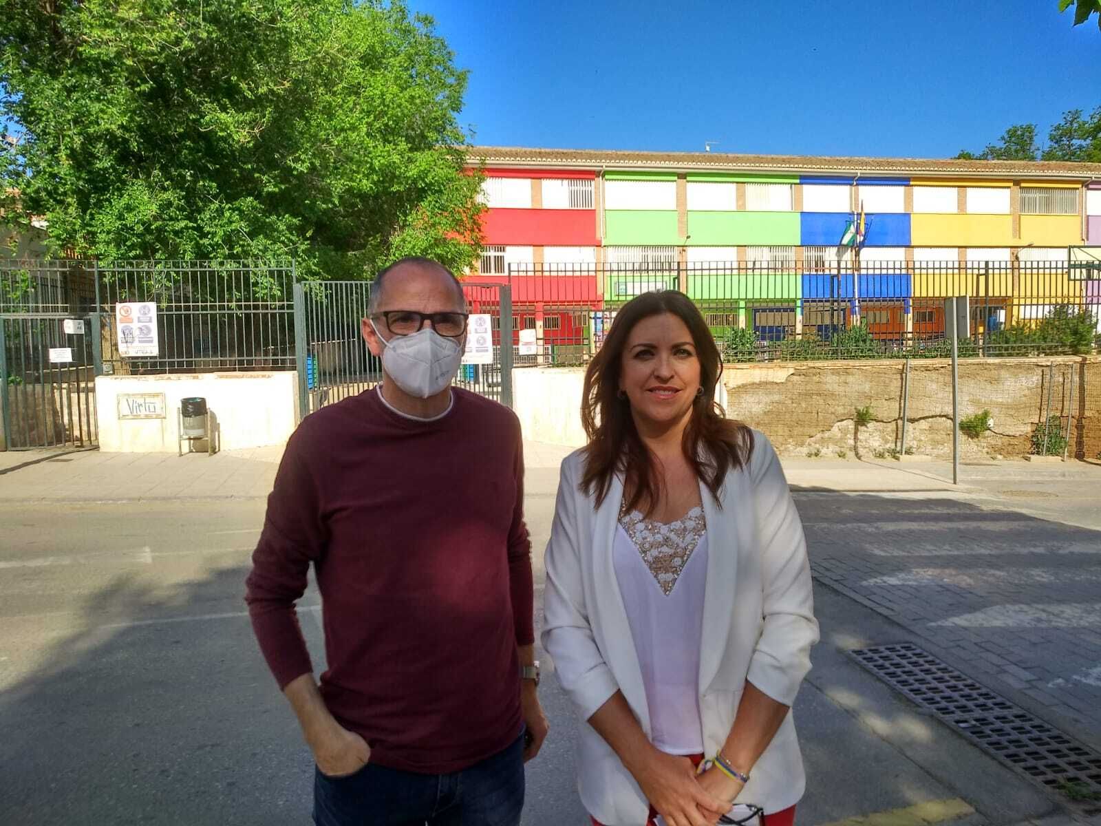Los socialistas Alejandro Cambil y Belén Porcel, junto al Colegio Medina Olmos de Guadix.