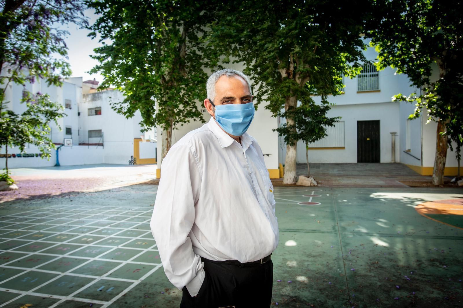 José Mena, en el patio del CEIP Huerta de Santa Marina.