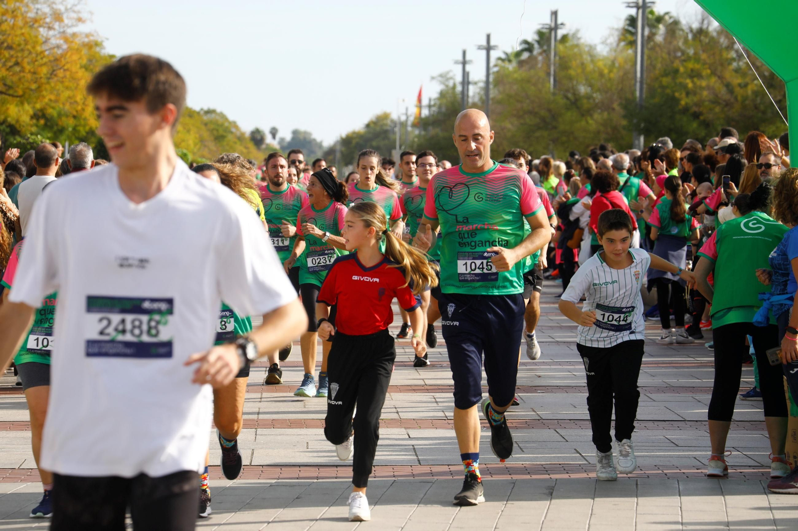 Las mejores imágenes de la Marcha contra el cáncer en Córdoba