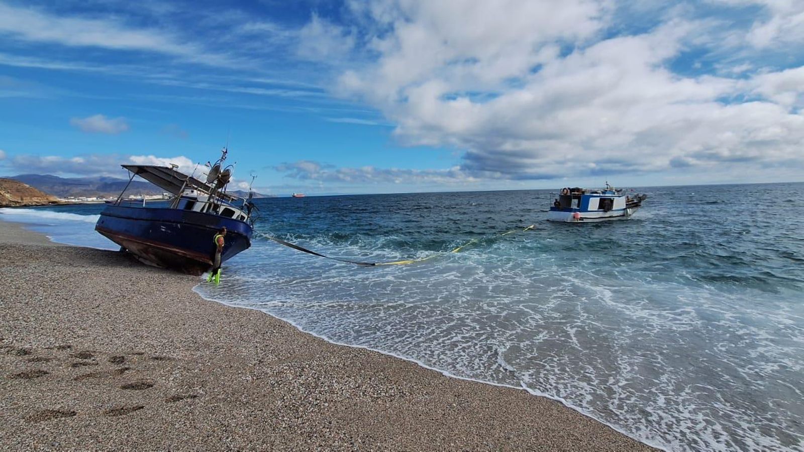Un pesquero varado en la playa de los Muertos tras el desembarco de medio centenar de inmigrantes