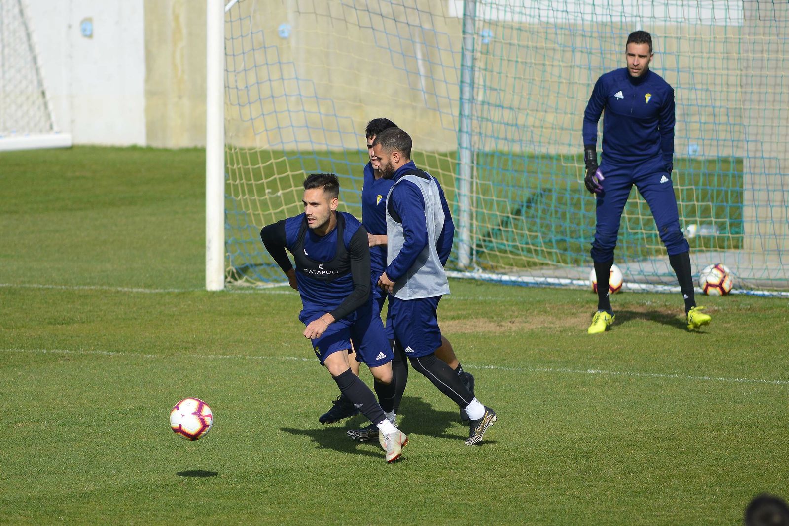 Rober Correa se lleva el balón en presencia de Aketxe en El Rosal.