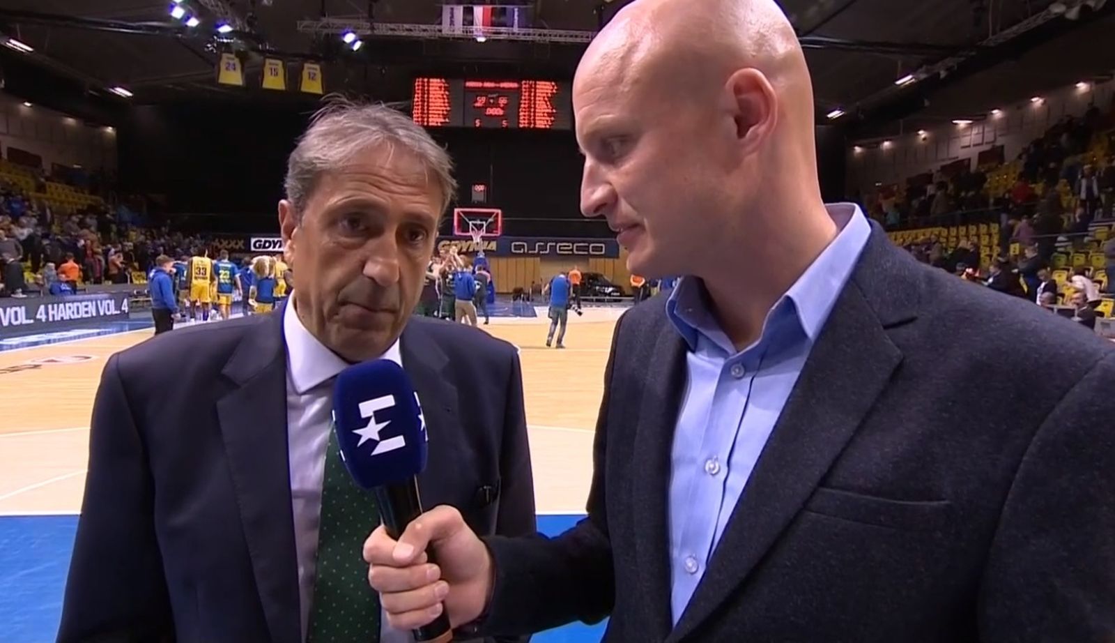 Casimiro dialoga al final del partido.