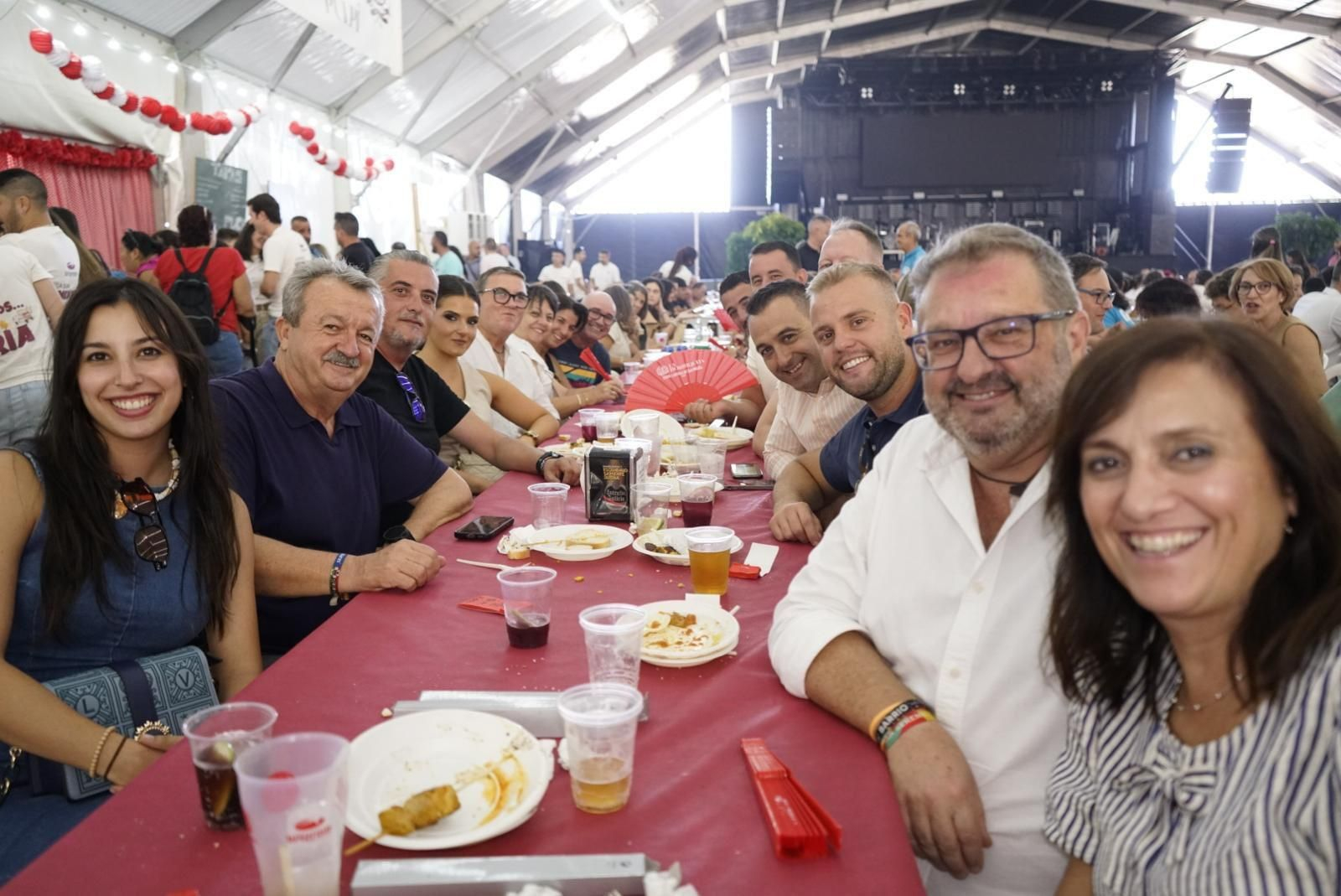 Alcalde, ediles y otros responsables municipales en la Caseta Municipal.