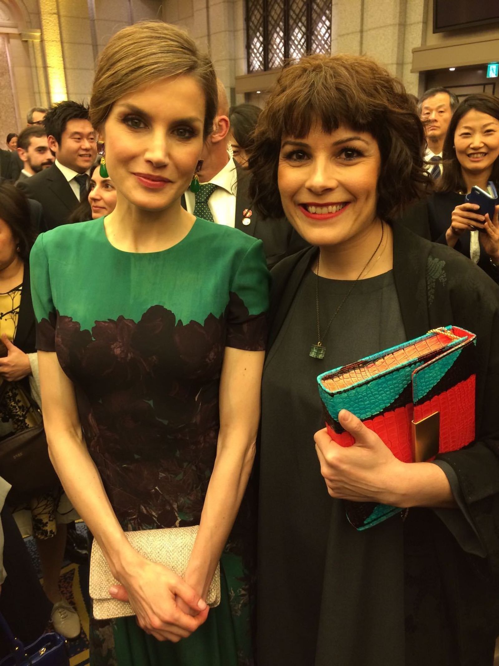 La diseñadora Carmen Gómez muestra a la Reina sus bolsos hechos a medida