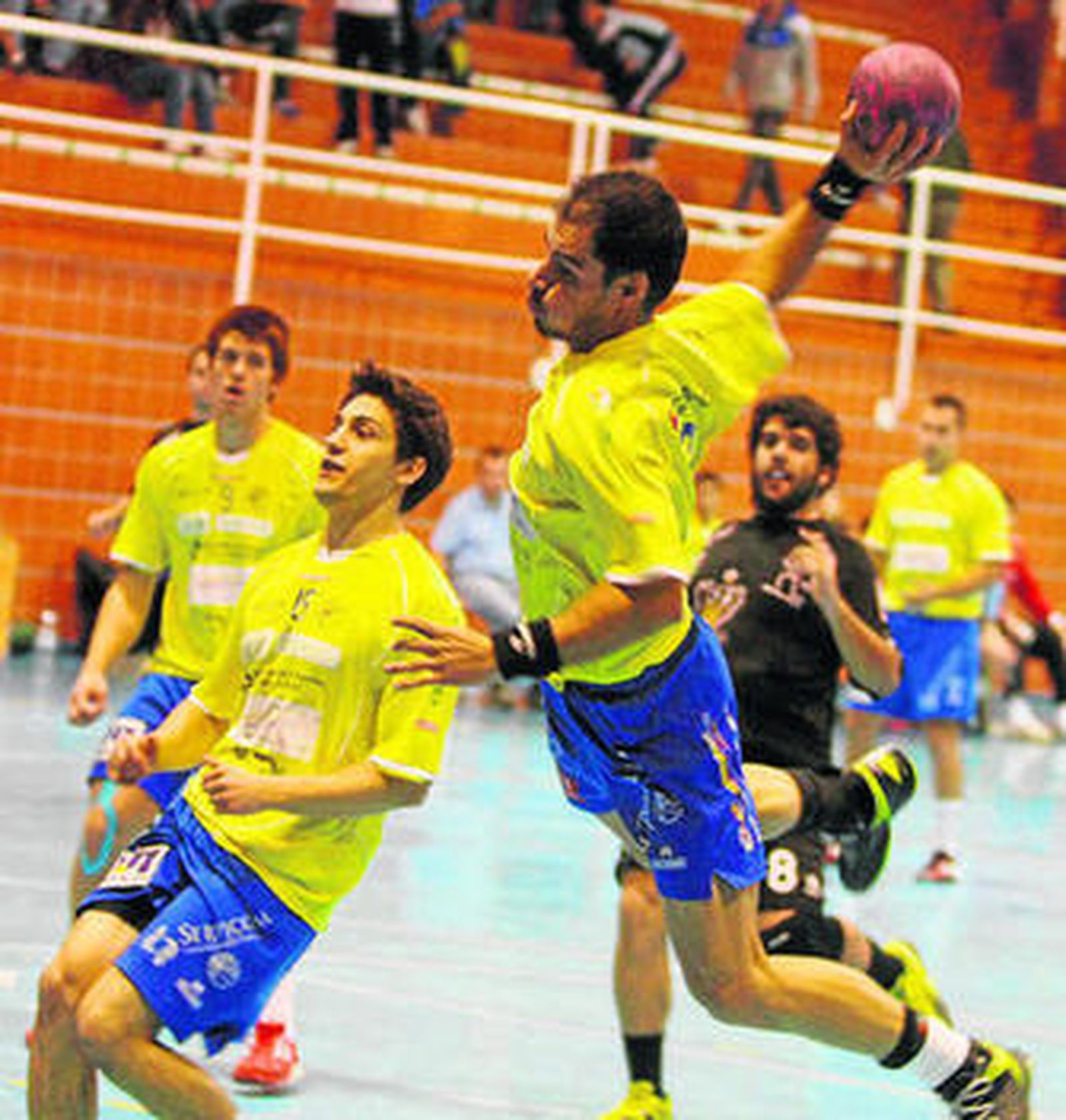 Javi Ollero se prepara para lanzar, en un partido anterior del PAN.