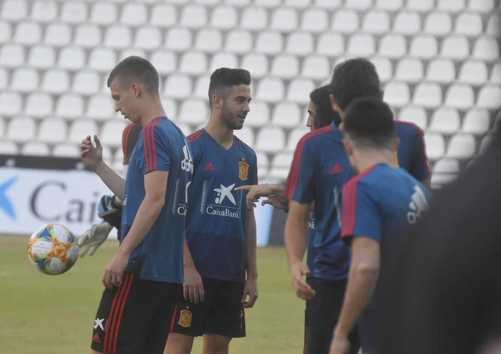 Andrés Martín charla con Cucurella en los instantes previos al entrenamiento en El Arcángel.