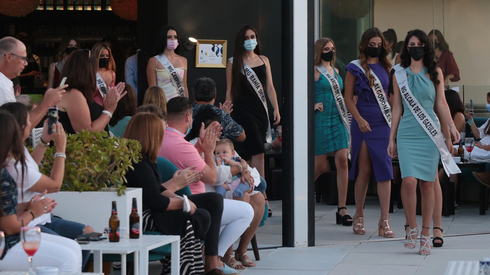 Las aspirantes a Miss Grand Cádiz 2021 reciben el aplauso de los asistentes Las aspirantes a Miss Grand Cádiz 2021 reciben sus bandas en el Hontoria