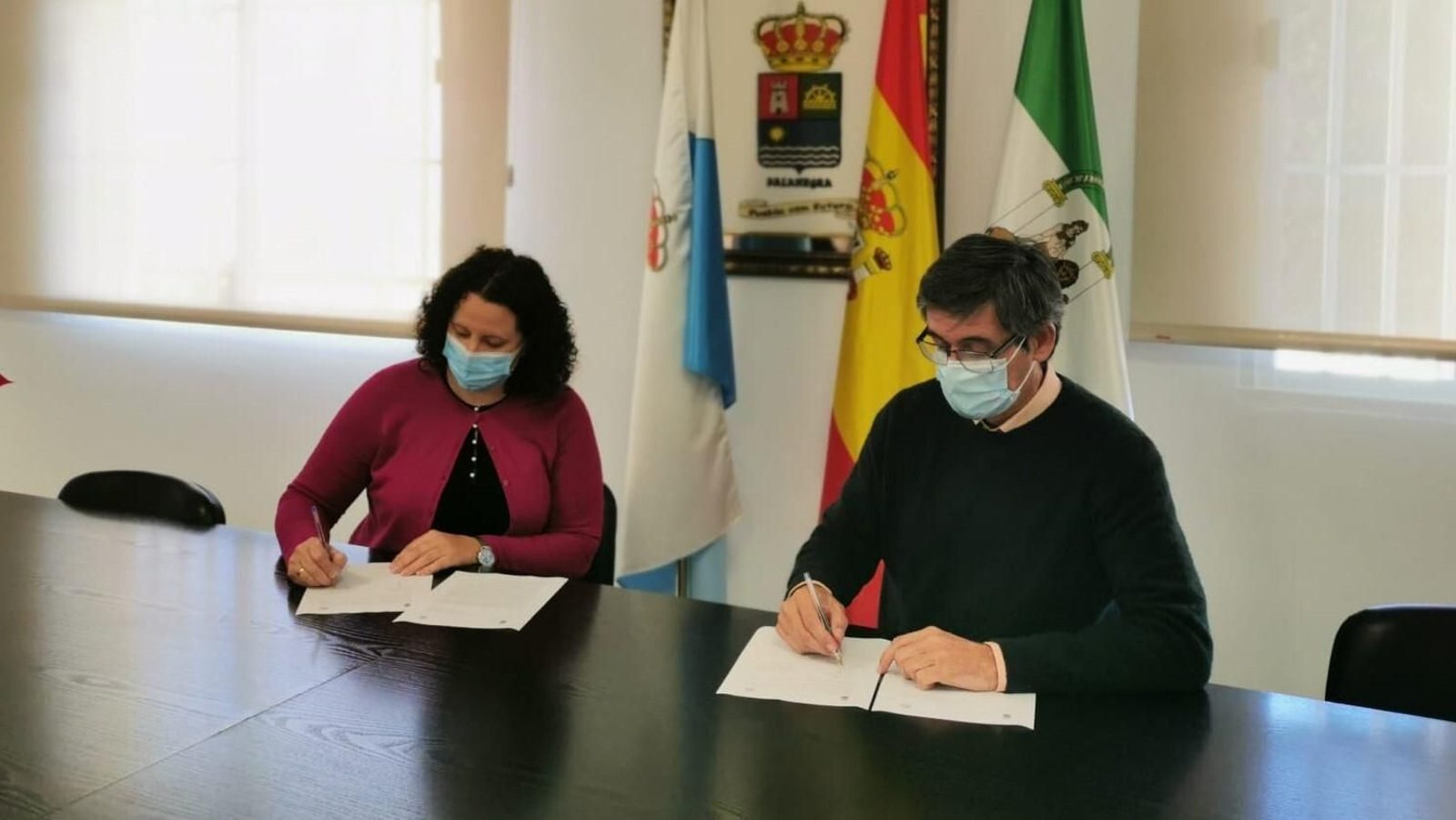 Nuria Rodríguez y Manuel Cortés firman el escrito.