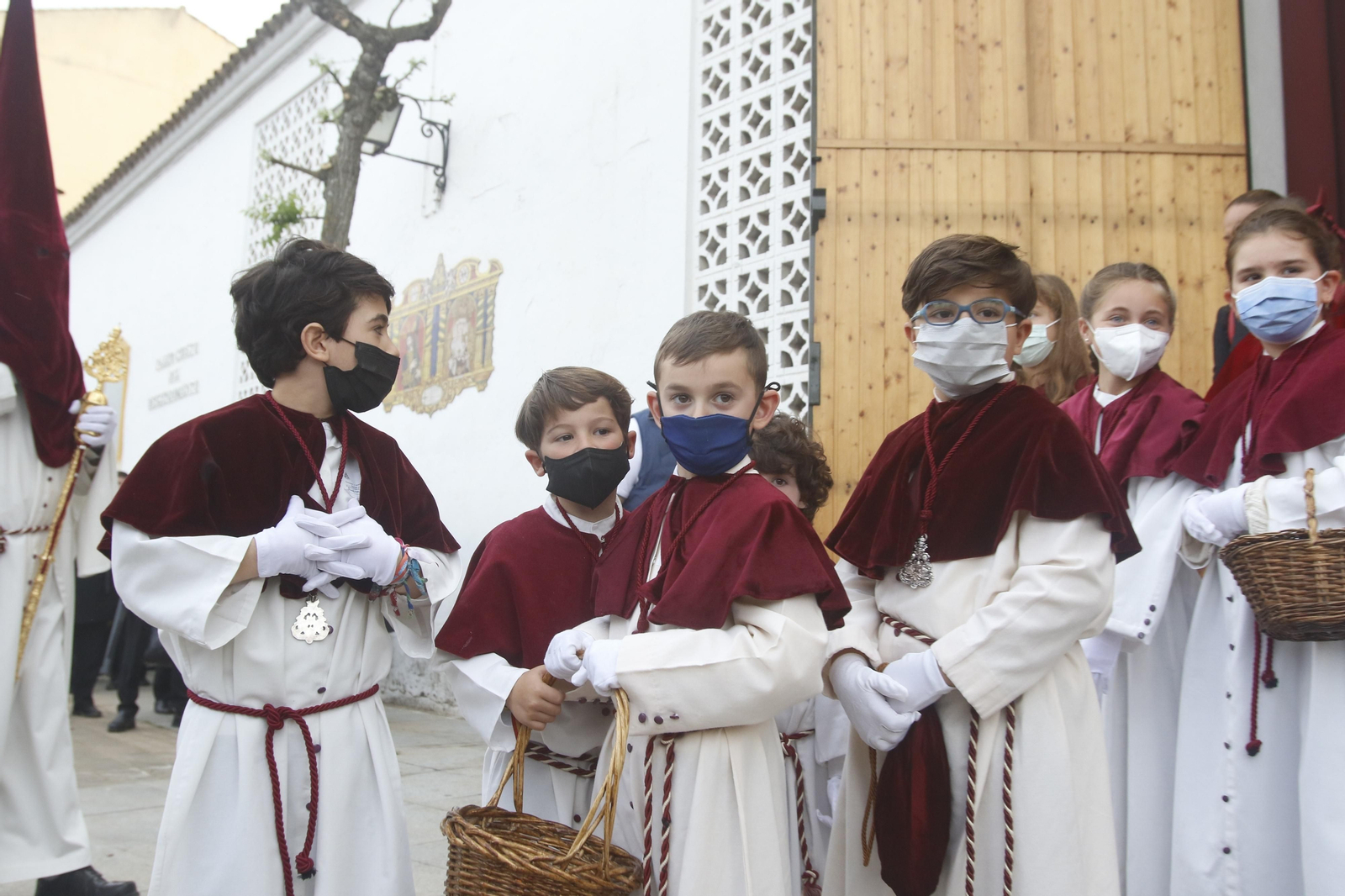 Lunes Santo en Córdoba: La procesión de la Vera-Cruz, en imágenes