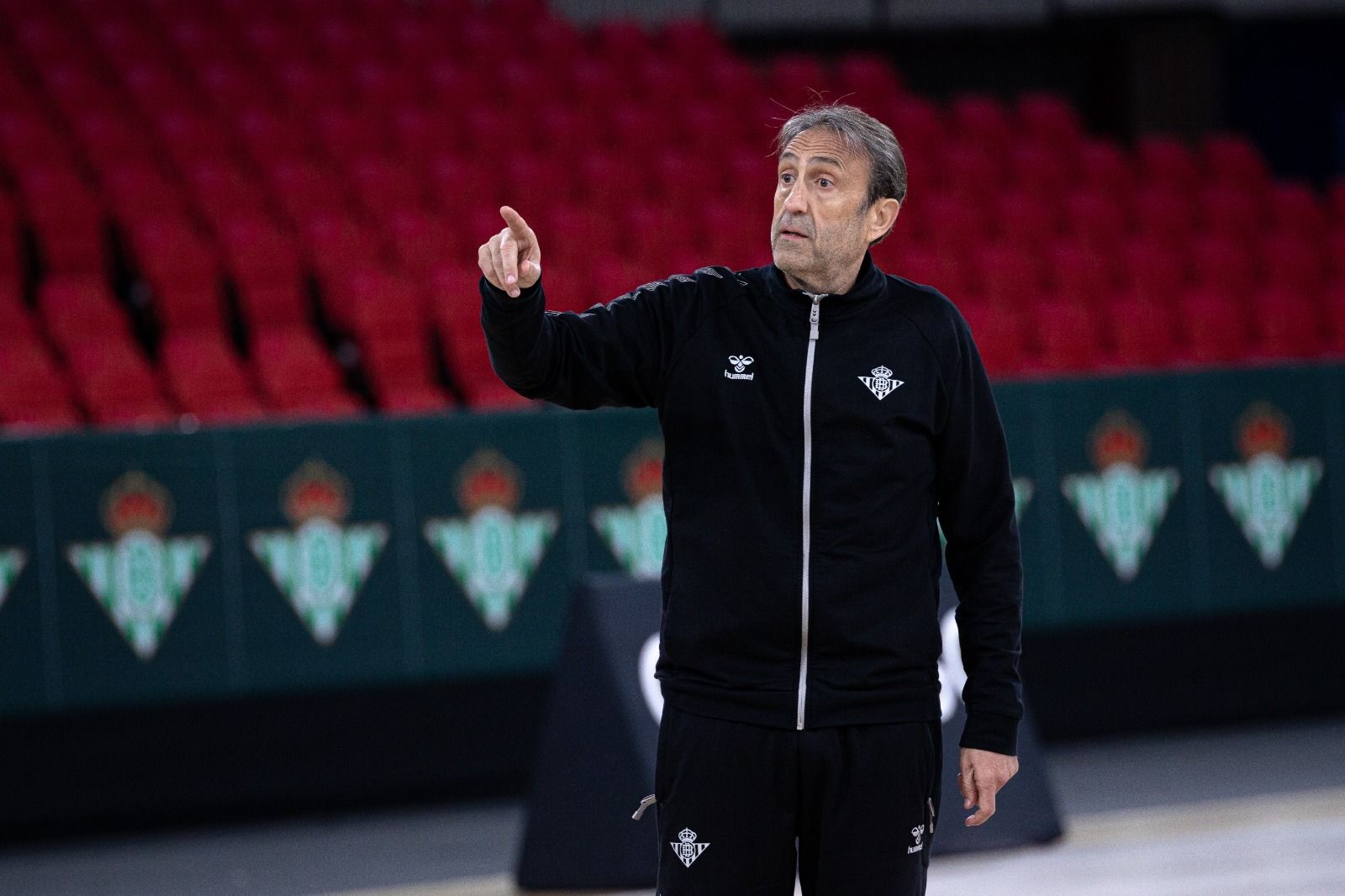 Luis Casimiro da instrucciones durante un entrenamiento.