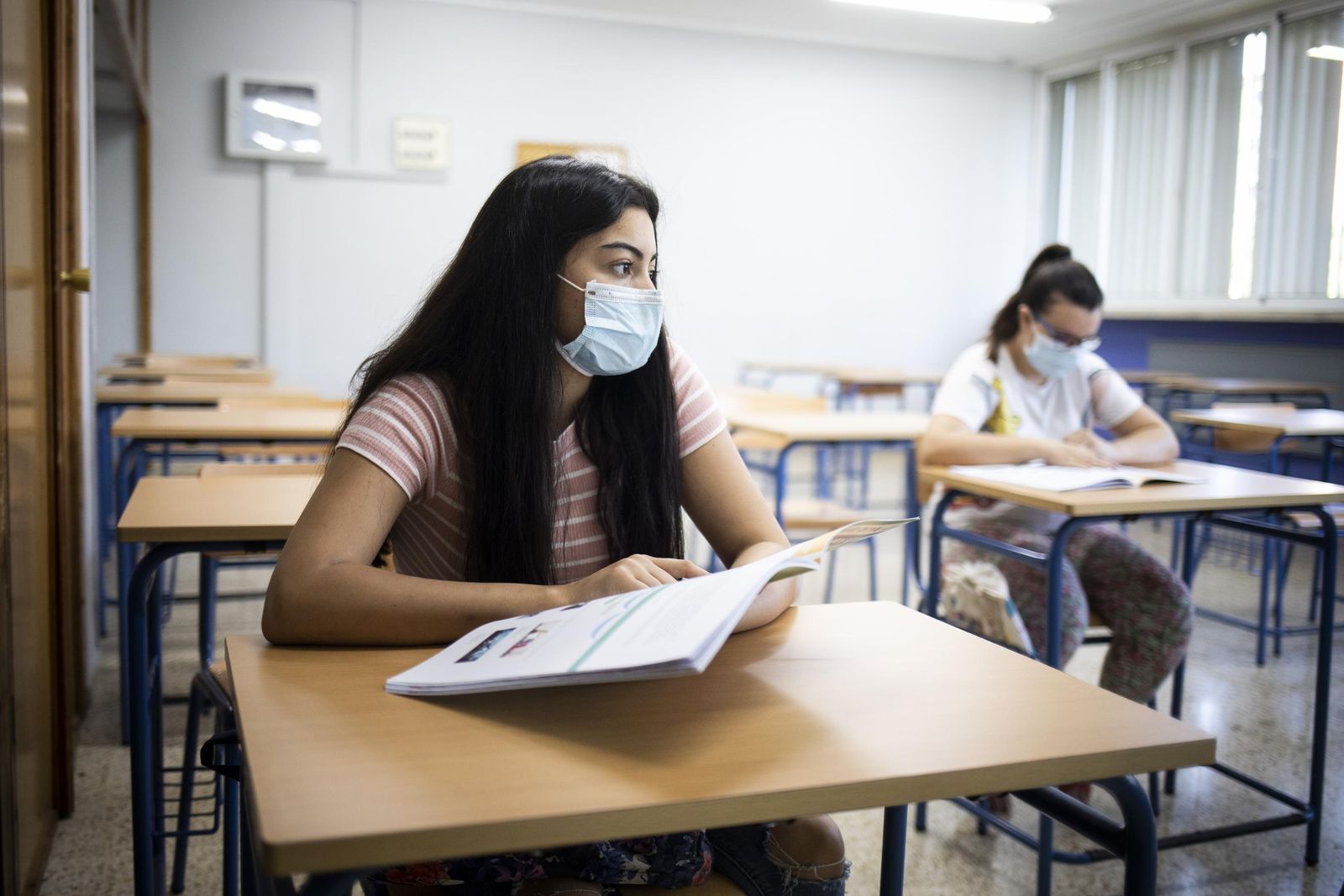 Alumnas con mascarilla.
