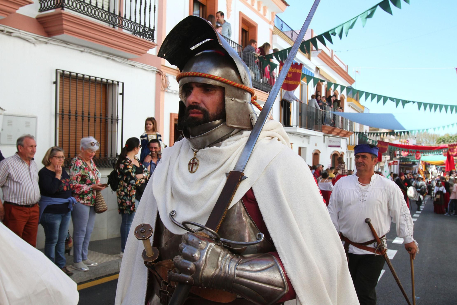Imágenes del desfile de la XIX Feria Medieval del Descubrimiento, en Palos de la Frontera