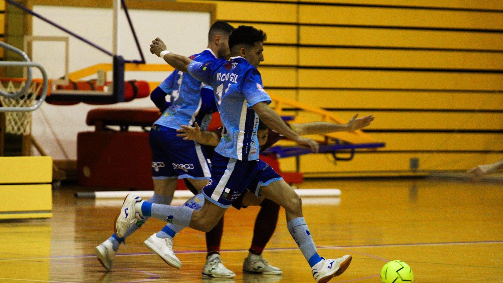 Nacho Gil prepara la pierna para el disparo durante una acción del primer tiempo del encuentro.