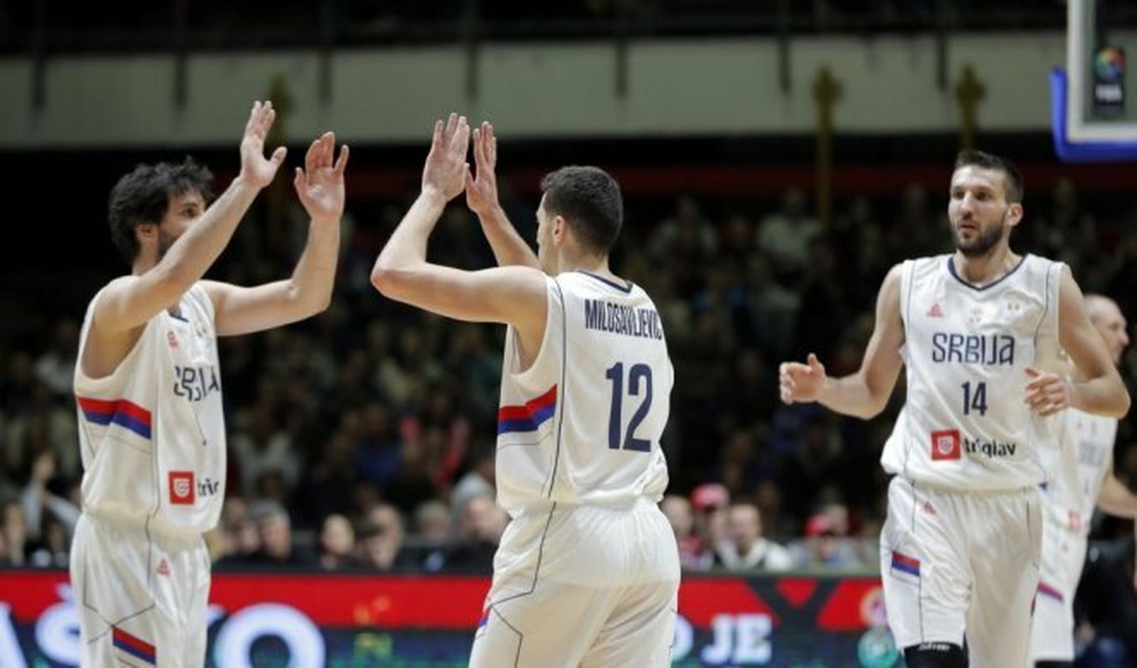 Milosavljevic se saluda con Teodosic.