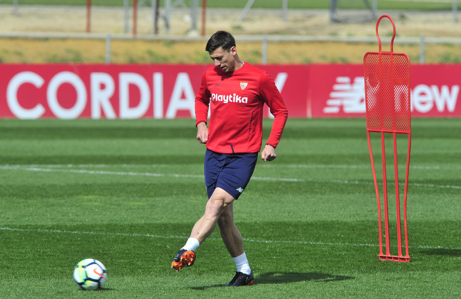 Lenglet golpea el balón con la zurda durante los ejercicios de calentamiento previos a la sesión de ayer.