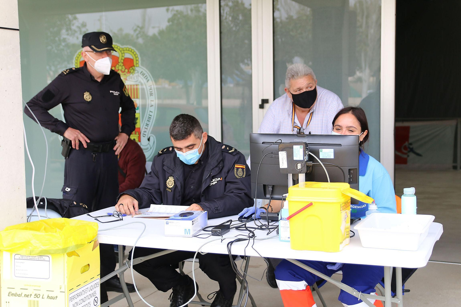 Los agentes de Policía Nacional y Local reciben las primeras vacunas en Almería