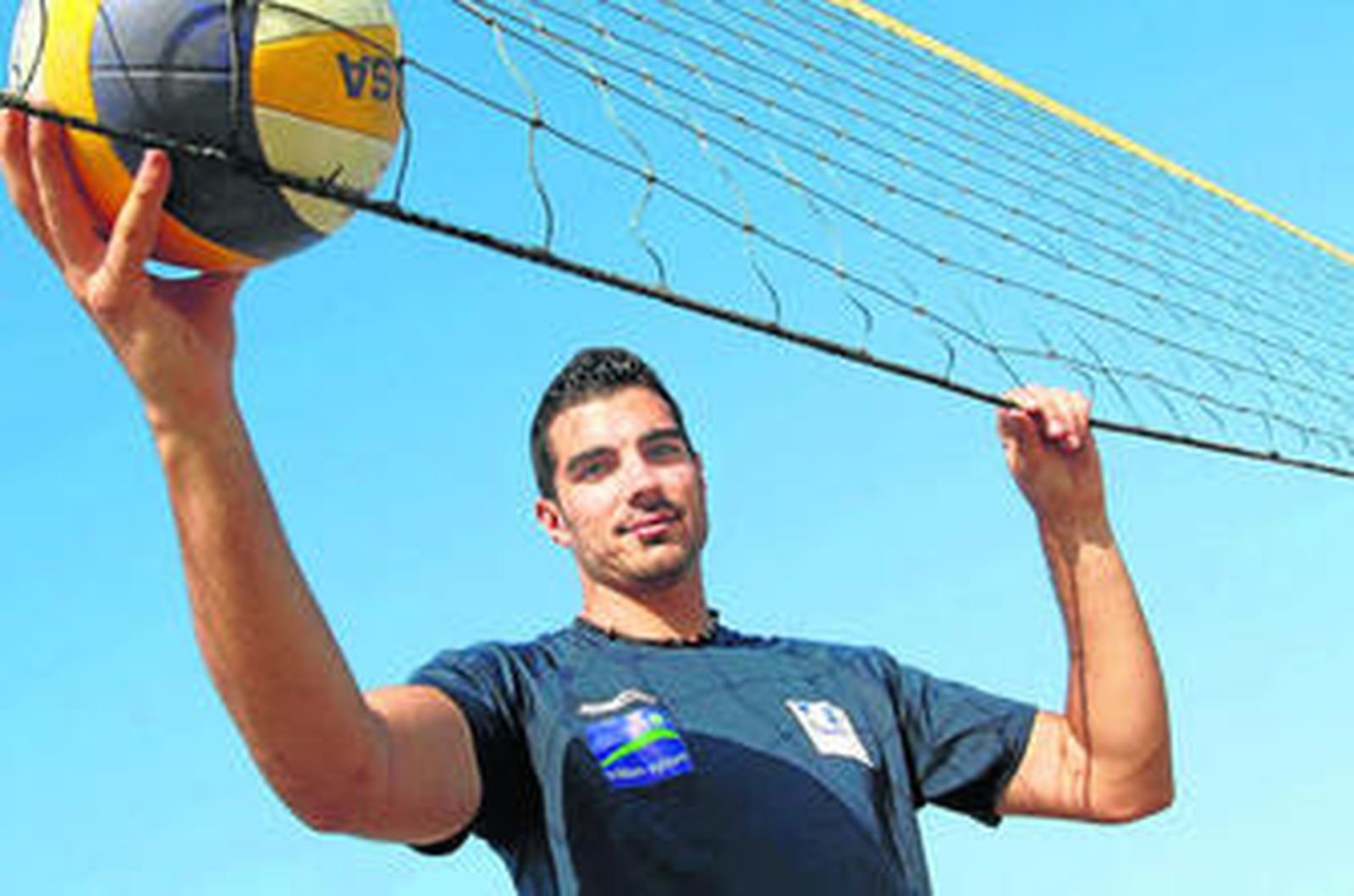 Miguel Ángel de Amo posa en la previa del Europeo Universitario de voley playa.