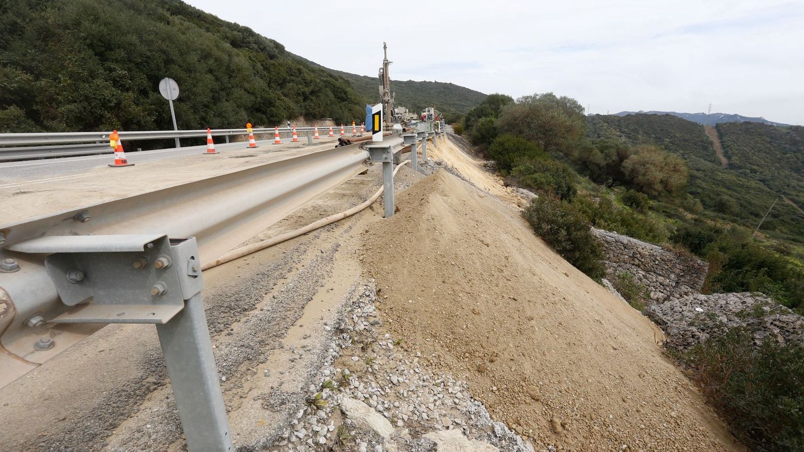 Las obras en la N-340 para reparar el socavón, este martes, con muros de gaviote -abajo, a la derecha- y micropilotes en la calzada.