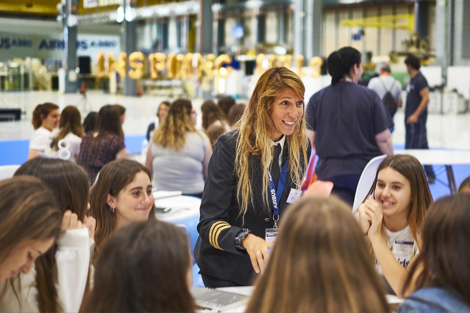 Una de las mesas de encuentros con las chicas, en la que la piloto comercial Mercedes Rivilla narró sus experiencias.