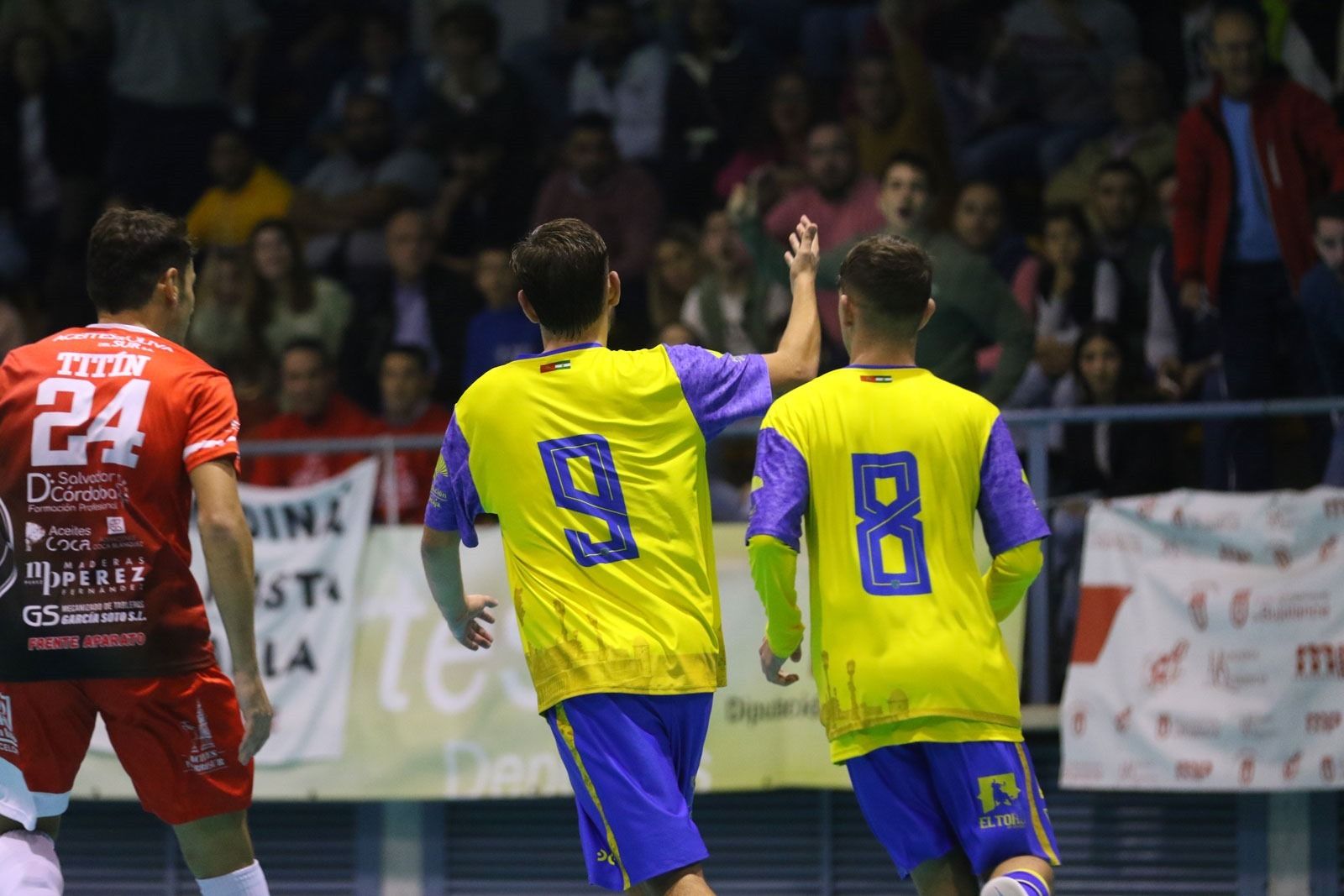 El jugador local Titín observa como la grada protesta a dos jugadores del Virgili.