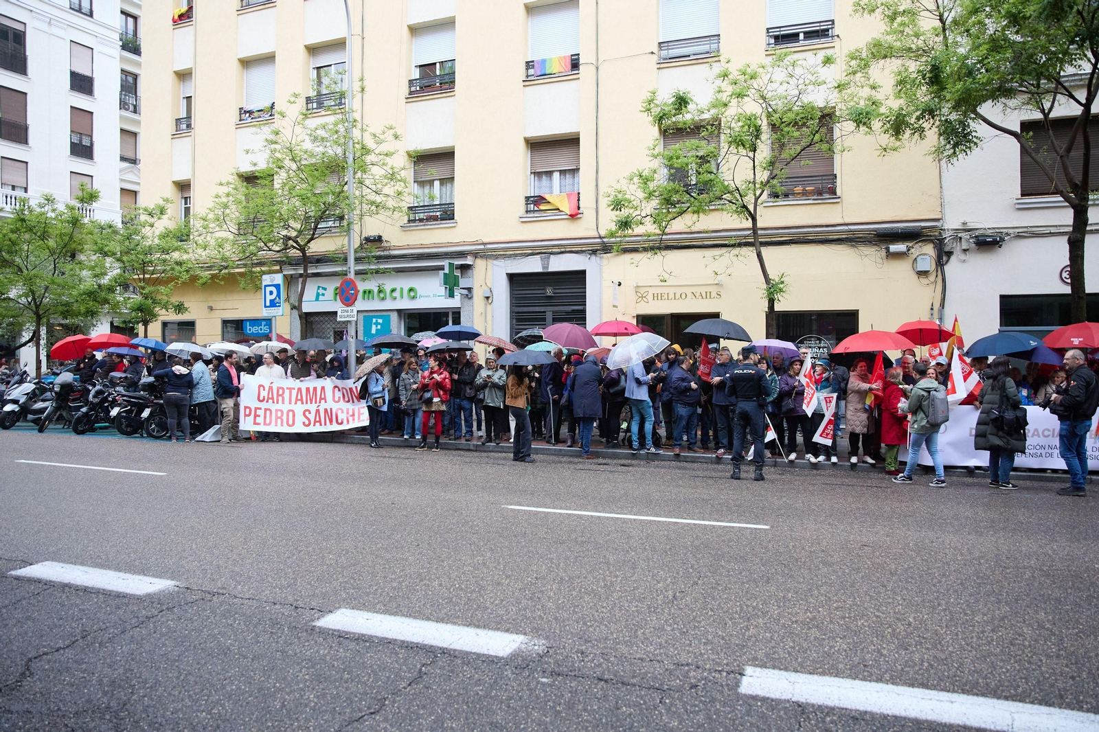 La militancia toma Ferraz en apoyo de Pedro Sánchez