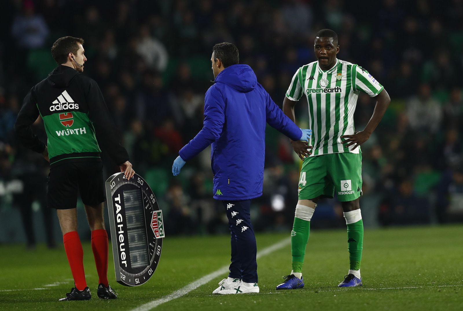 William Carvalho espera en la banda antes de ser cambiado ante el Espanyol.