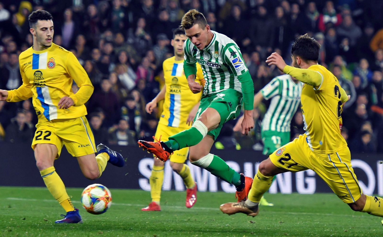 Lo Celso golpea el balón de cara a portería en el encuentro de Copa ante el Espanyol.