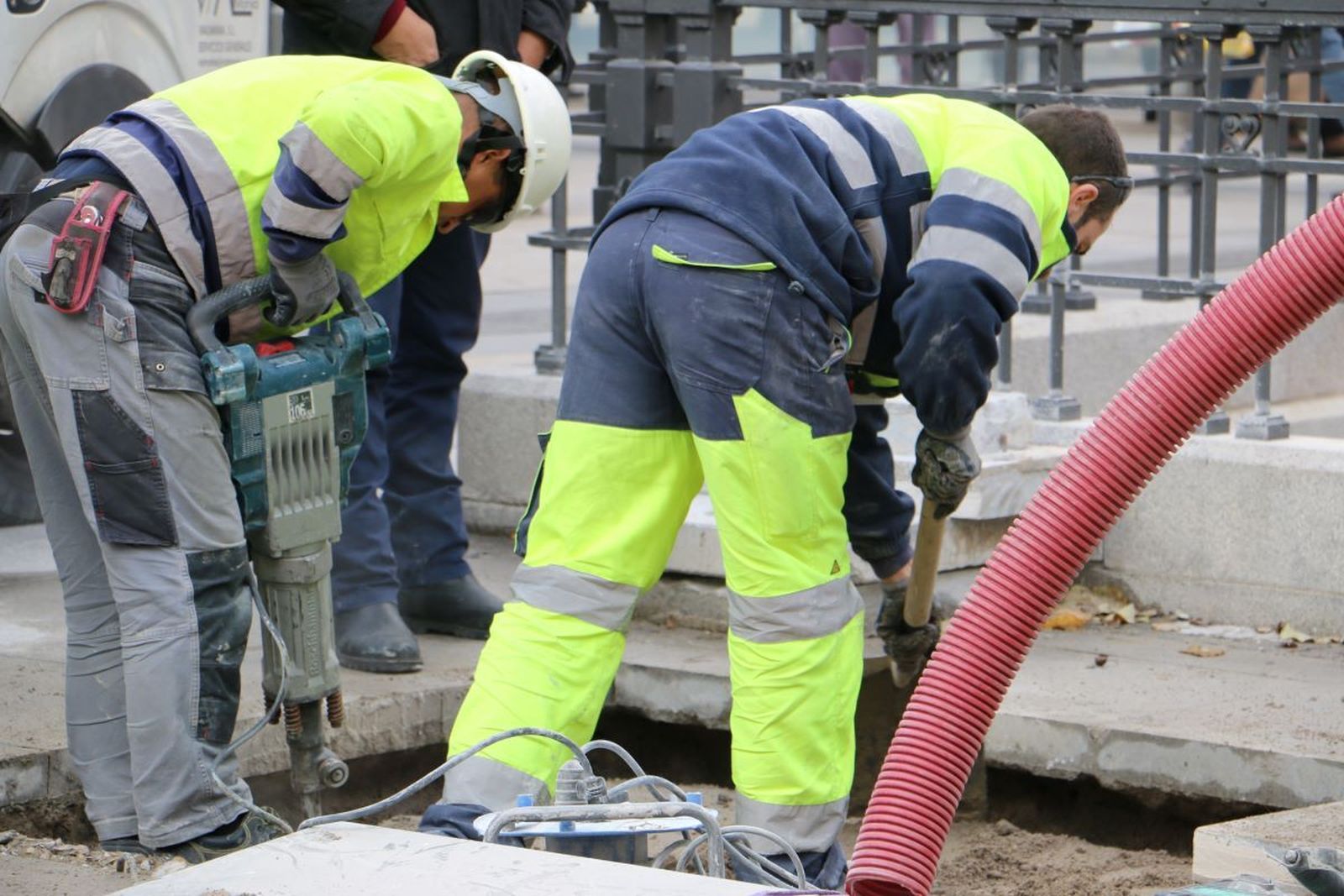 Dos hombres trabajan en el sector de la construcción.