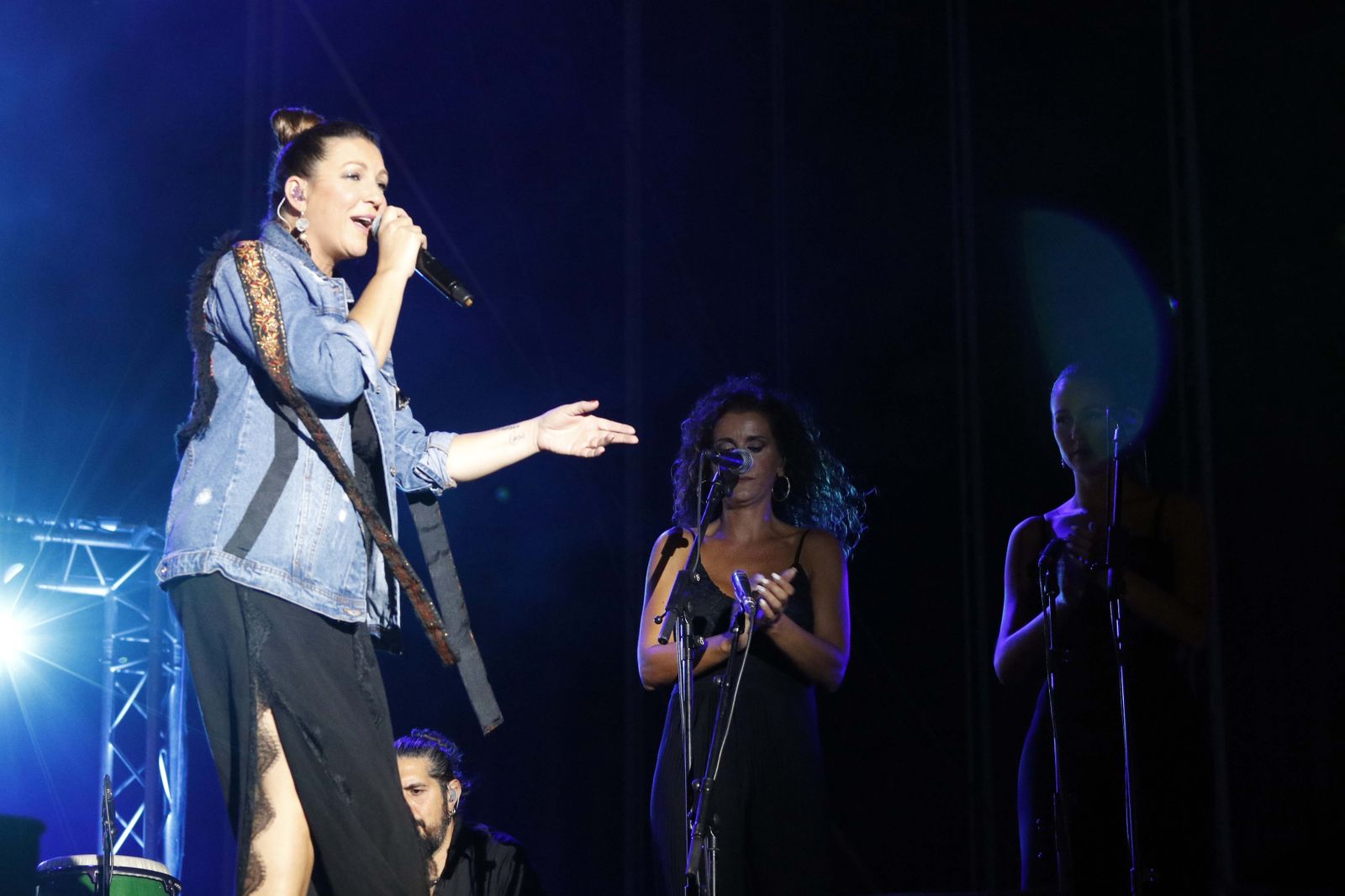La artista de Cádiz junto a sus coristas, Sandra y Toñi, en el comienzo del concierto.