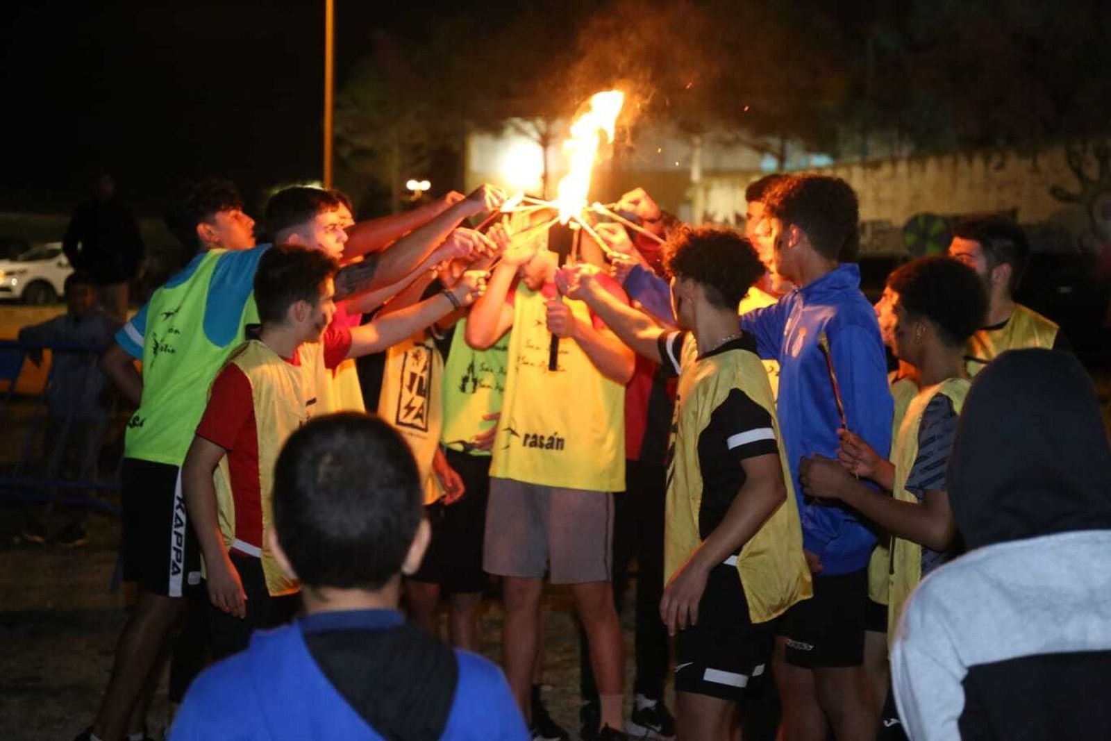 Un grupo de jóvenes celebran San Antón en El Ejido.
