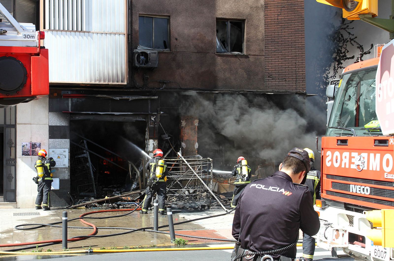 Imágenes del incendio de un bazar en la avenida de Santa Marta.