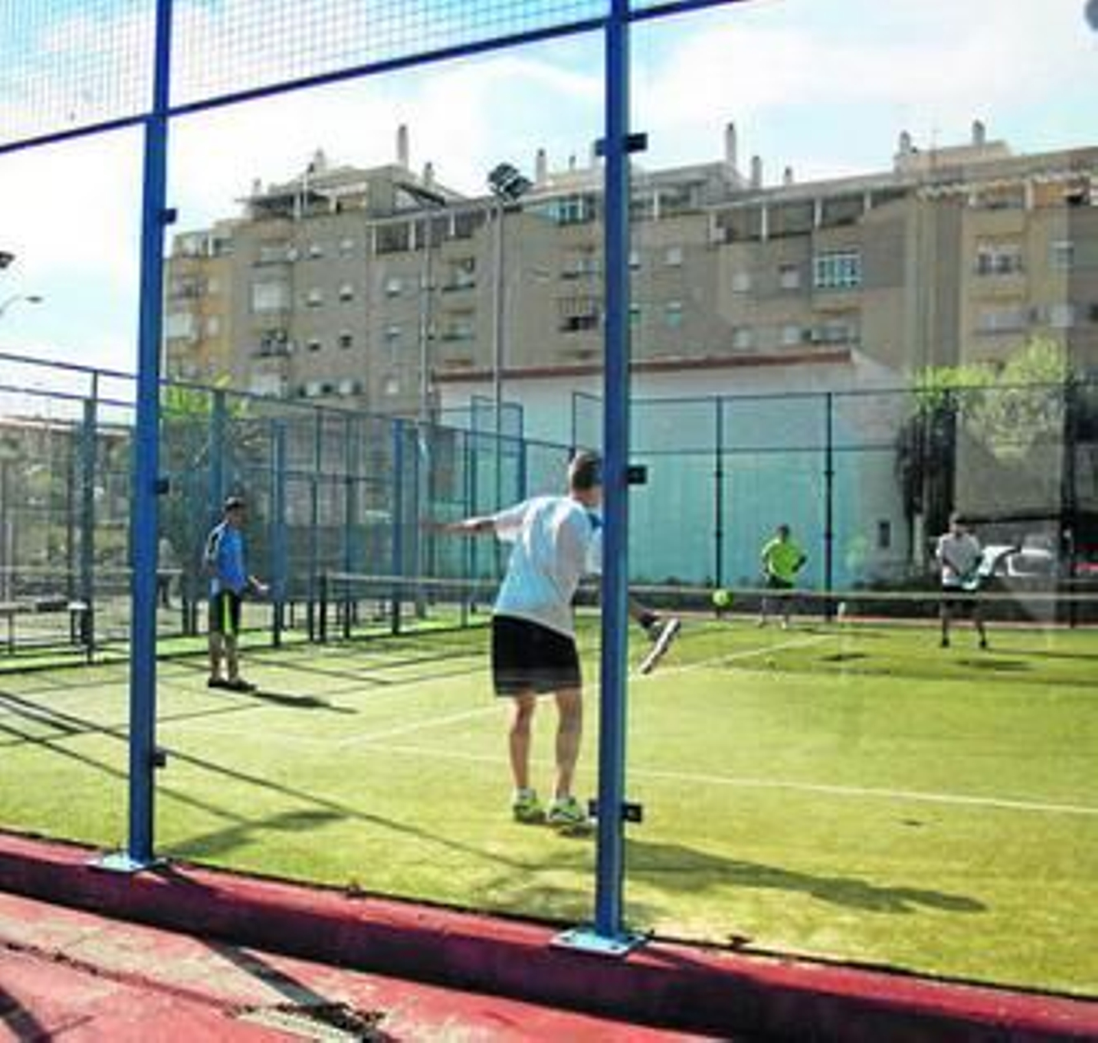 Jóvenes disputan un partido de pádel en las pistas municipales del polideportivo, el viernes.
